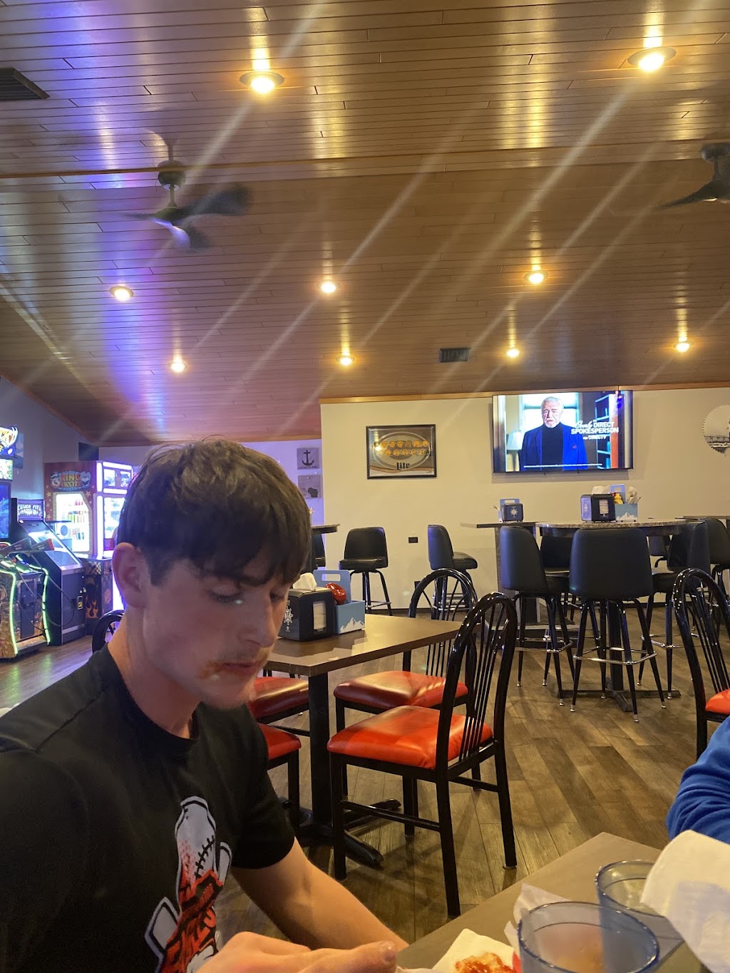 Off The Hook Bar-n-Grill | restaurant | 205 Navarino St, Algoma, WI 54201, USA | 9204878075 OR +1 920-487-8075