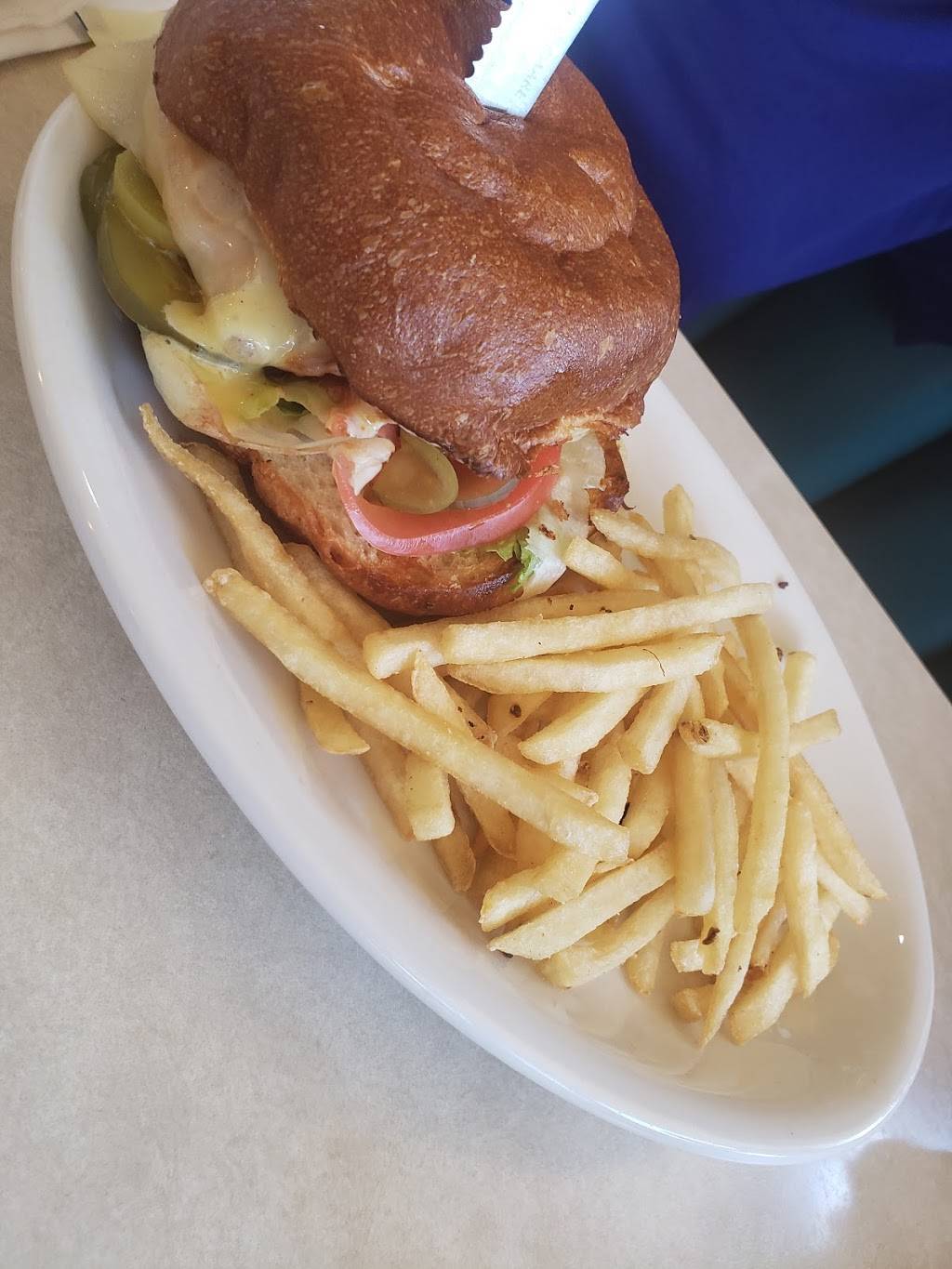 Georgias original Bun & Burger | restaurant | 180 E Rowland St, Covina, CA 91723, USA | 6269152016 OR +1 626-915-2016