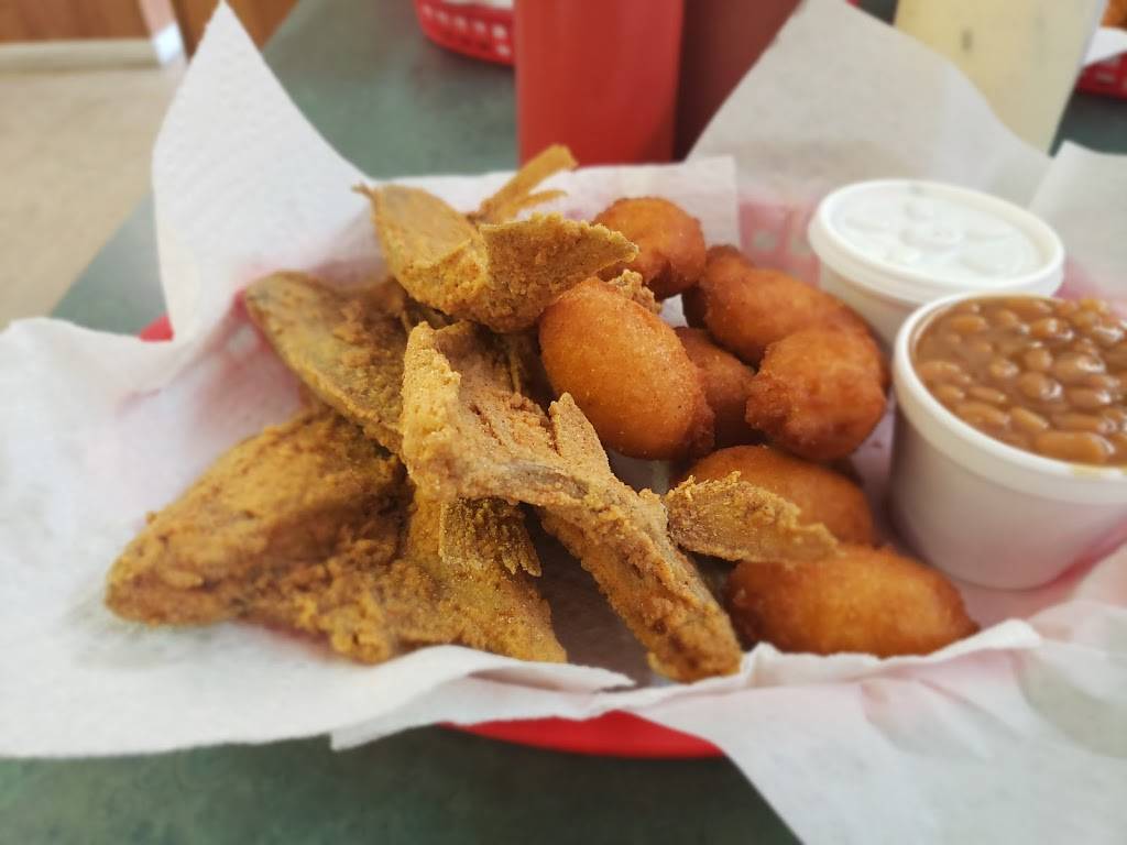 Moms Fish & Fry Seafood Restaurant | restaurant | 201 E Wilmington St, Maxton, NC 28364, USA | 9108442270 OR +1 910-844-2270