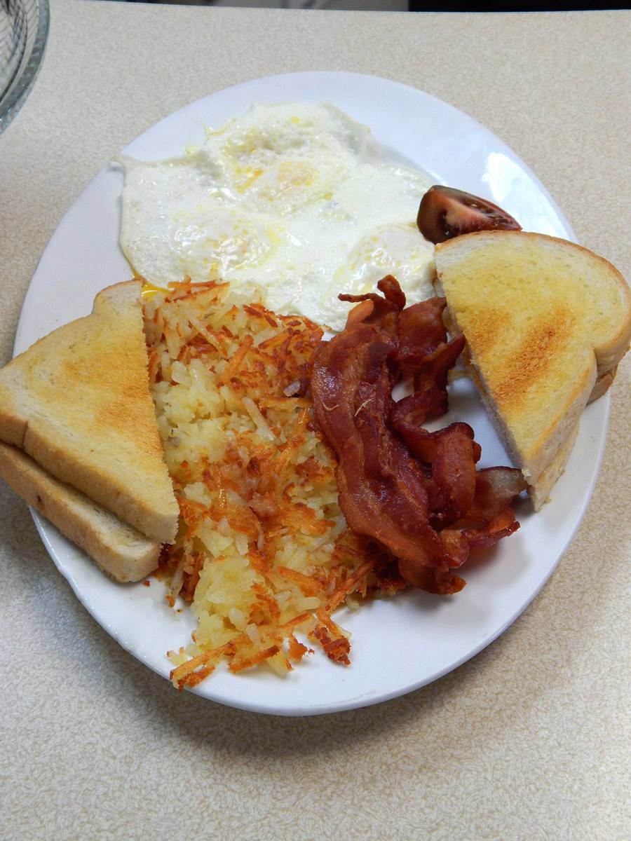 Chuckies Bay County Flea Market | restaurant | 108 Adams St, Bay City, MI 48708, USA | 9898930541 OR +1 989-893-0541