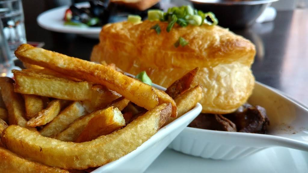 Ye Olde Squire | restaurant | 875 Main St W, Hamilton, ON L8S 4P9, Canada | 9055287822 OR +1 905-528-7822