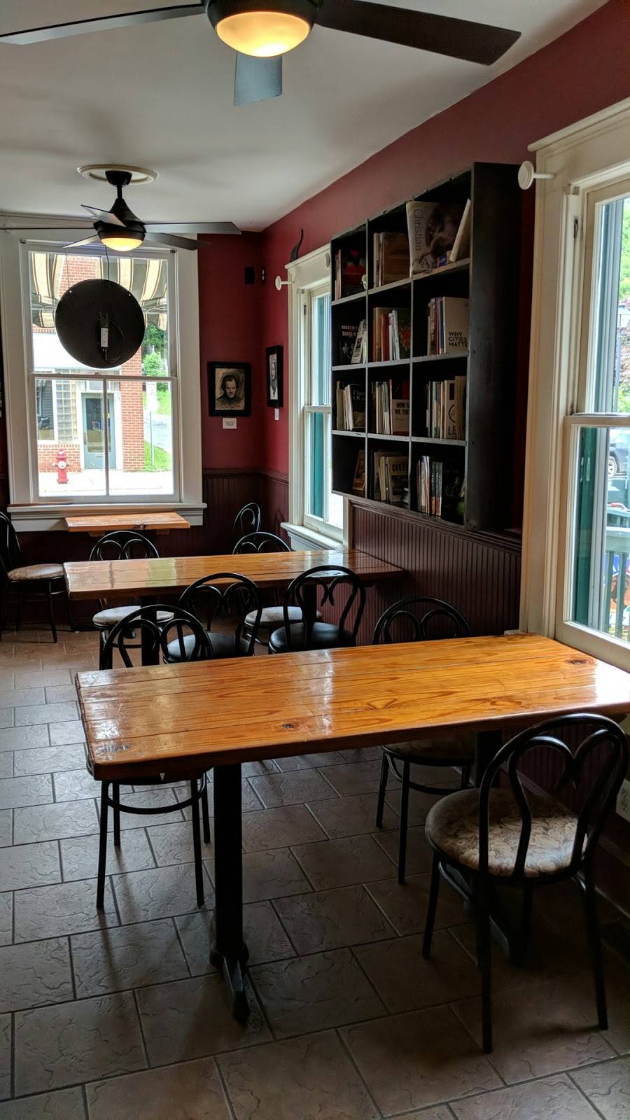 Baines Books & Coffee | cafe | 485 Valley St, Scottsville, VA 24590, USA | 4342863577 OR +1 434-286-3577