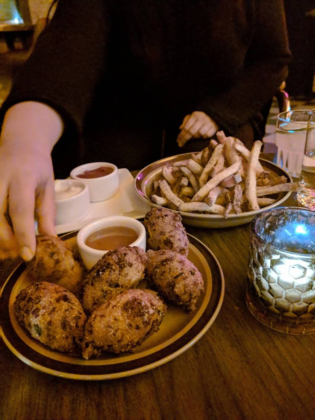 Blind Barber | night club | 948 W Fulton Market, Chicago, IL 60607, USA | 3124059929 OR +1 312-405-9929