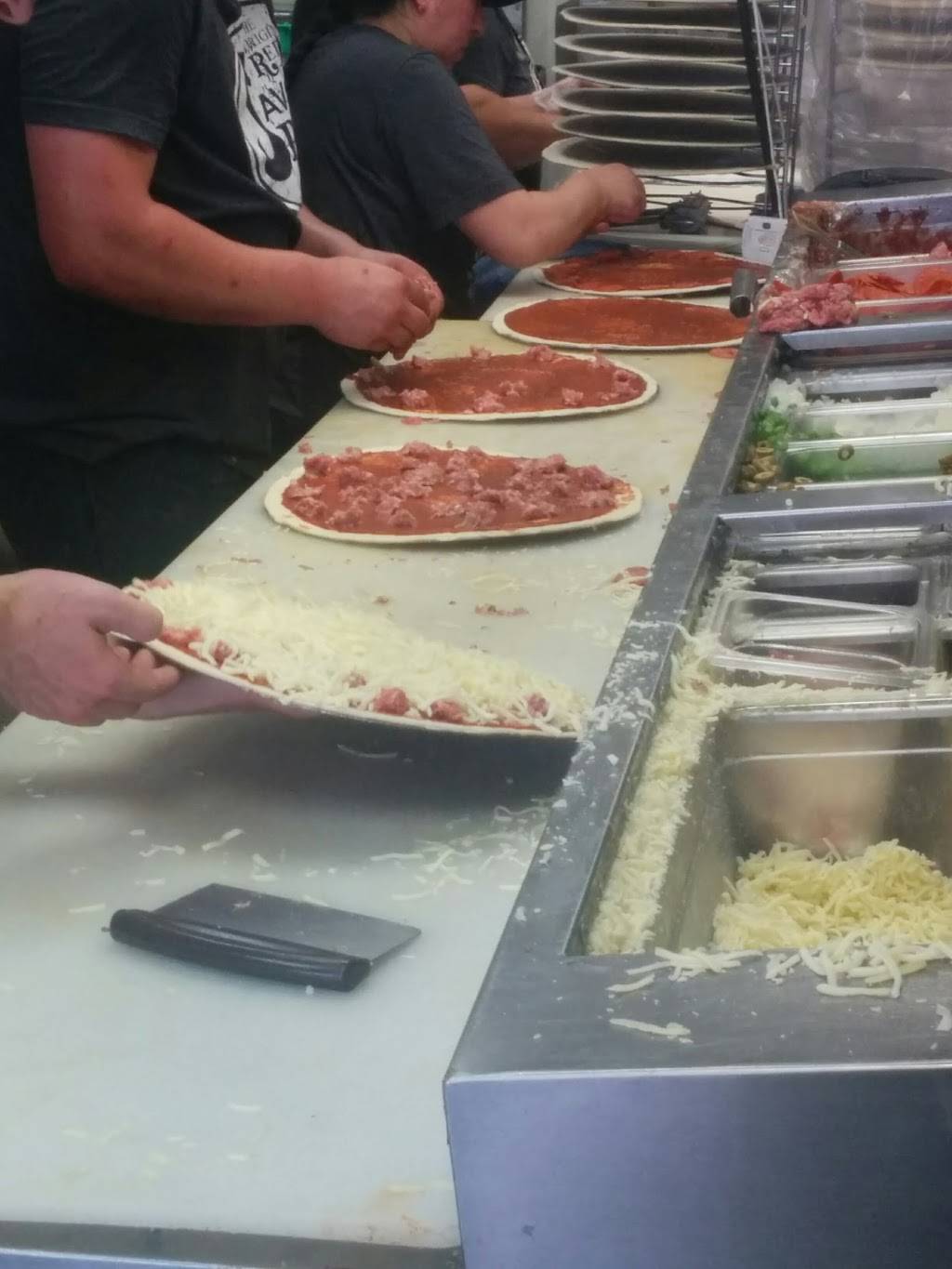 Reds Savoy Pizza | restaurant | 3250 Denmark Ave, Eagan, MN 55123, USA | 6514546400 OR +1 651-454-6400