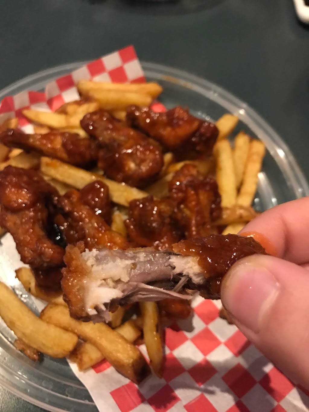 Cudas Tap & Grill | restaurant | 1107 Lorne Park Rd, Mississauga, ON L5H 3A1, Canada | 9052743318 OR +1 905-274-3318