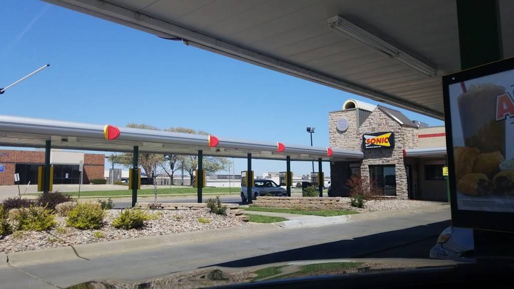 Sonic Drive-In | restaurant | 5922 SW 21st St, Topeka, KS 66604, USA | 7852719148 OR +1 785-271-9148