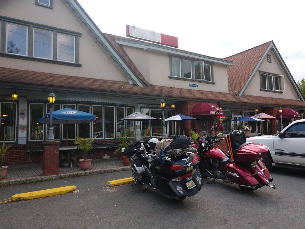 Carriage House | restaurant | 3351 NY-97, Barryville, NY 12719, USA | 8455570400 OR +1 845-557-0400