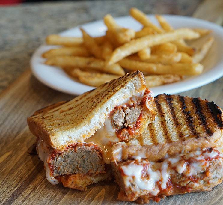 Salvios Pizzeria | restaurant | 2428 SW Cary Pkwy, Cary, NC 27513, USA | 9194674600 OR +1 919-467-4600