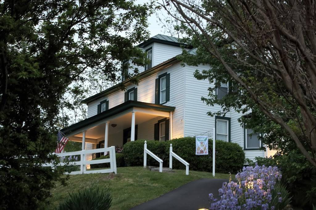 Nellysford Country Inn | restaurant | 3100 Berry Hill Rd, Nellysford, VA 22958, USA | 4343611459 OR +1 434-361-1459