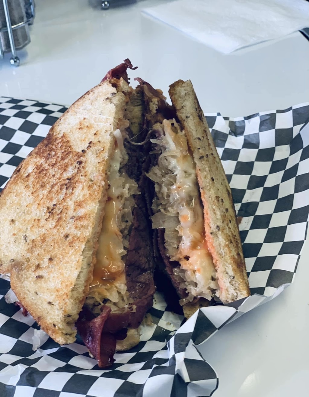 Shake Rattle & Roll Drive-in | restaurant | 101 W 9th St, Alton, IL 62002, USA | 6184339228 OR +1 618-433-9228