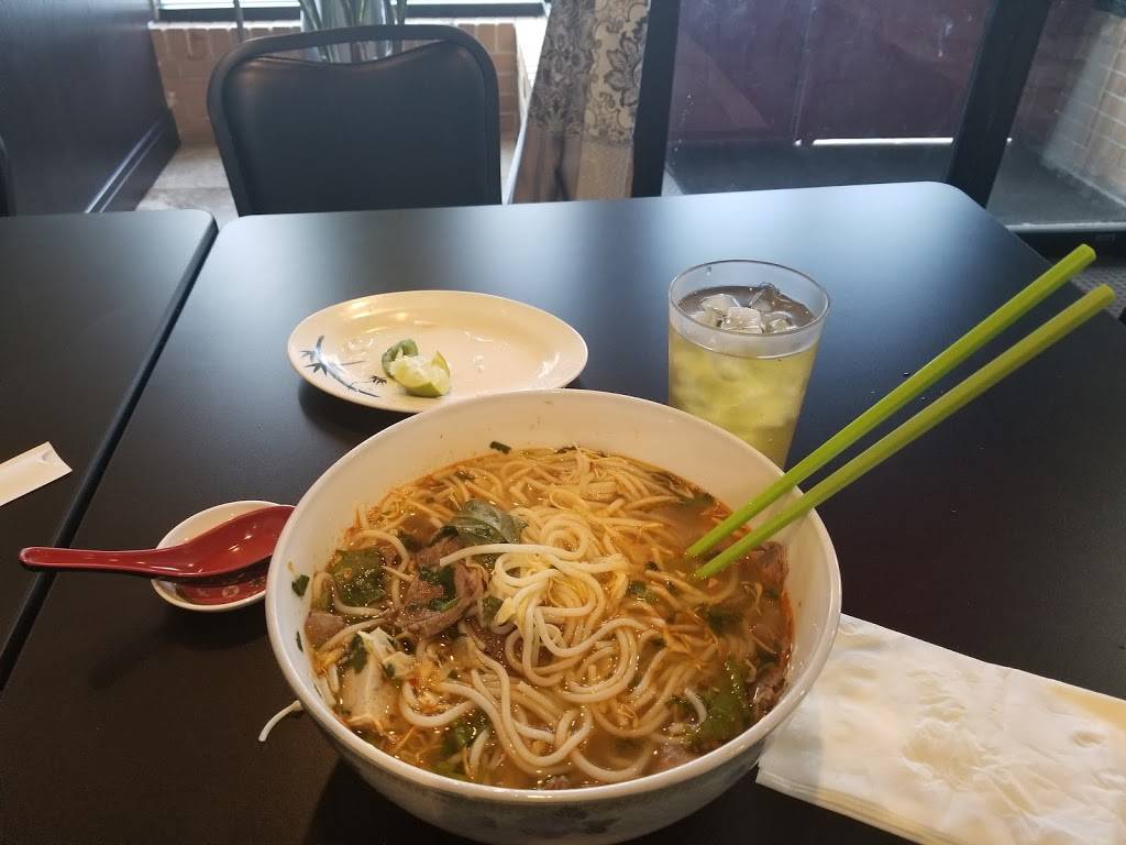 Pho Lan Phuong | restaurant | 2705 W Lawrence Ave, Chicago, IL 60625, USA | 7739618827 OR +1 773-961-8827