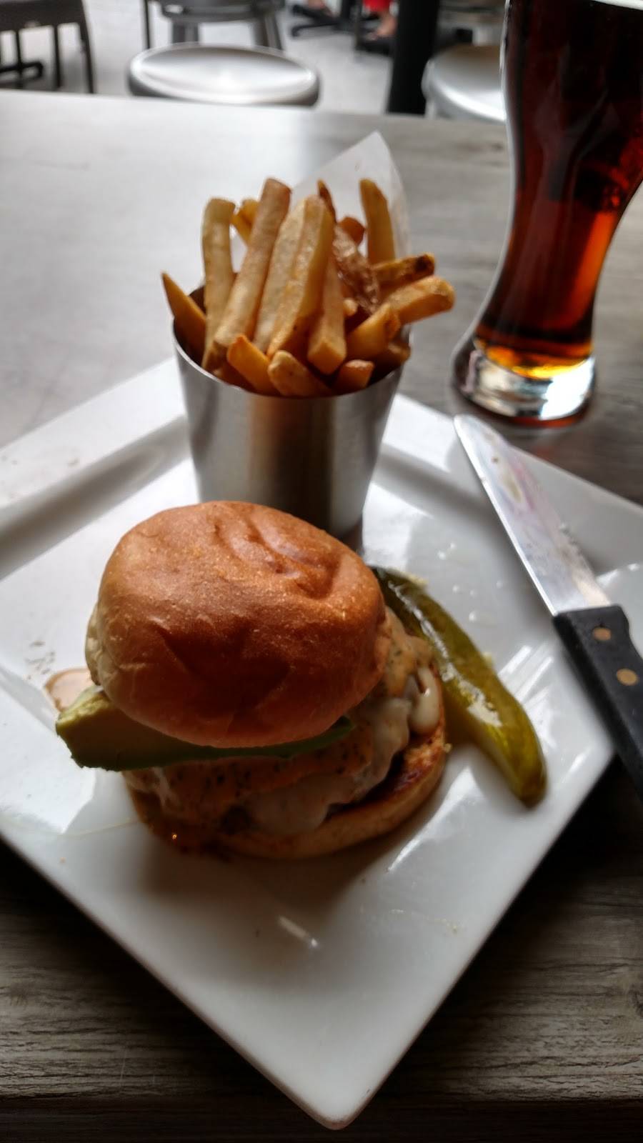 Hennesseys Tavern | restaurant | 34111 La Plaza, Dana Point, CA 92629, USA | 9494880121 OR +1 949-488-0121