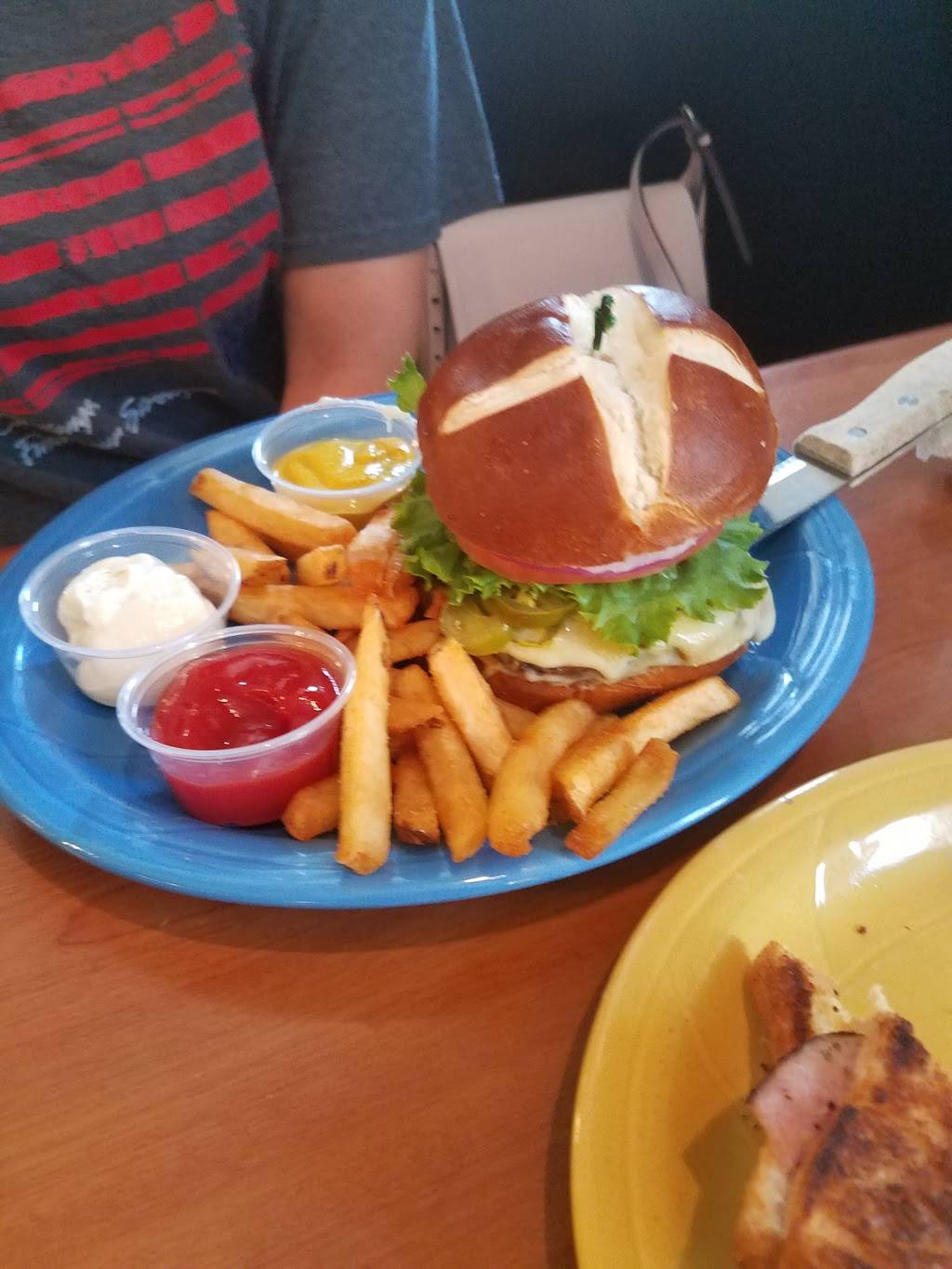 Finnigans Cove Seafood Bar | restaurant | 30 W Water St, Harrisonburg, VA 22801, USA | 5404339874 OR +1 540-433-9874