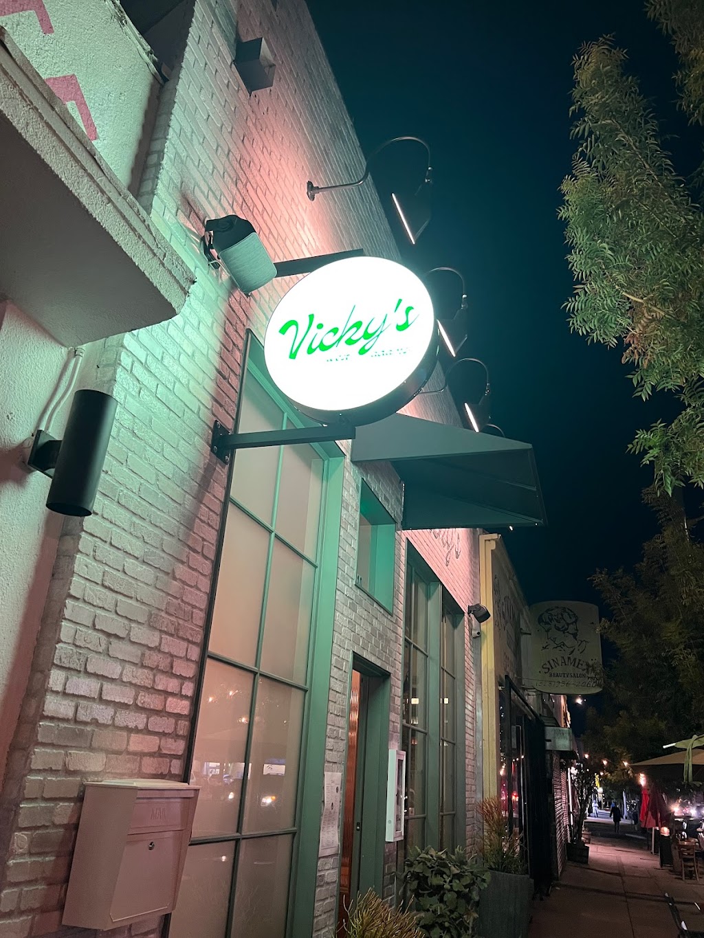 Vickys All Day | restaurant | 5410 W Adams Blvd, Los Angeles, CA 90016, USA | 3235910770 OR +1 323-591-0770