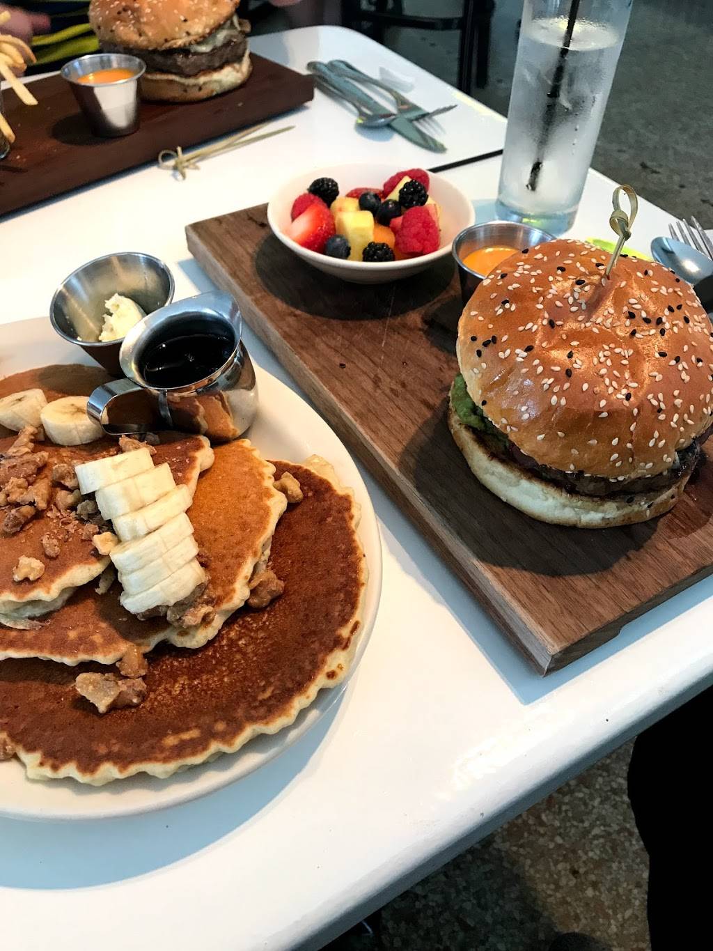 Zisters | restaurant | 13425 Watertown Plank Rd, Elm Grove, WI 53122, USA | 2627943924 OR +1 262-794-3924