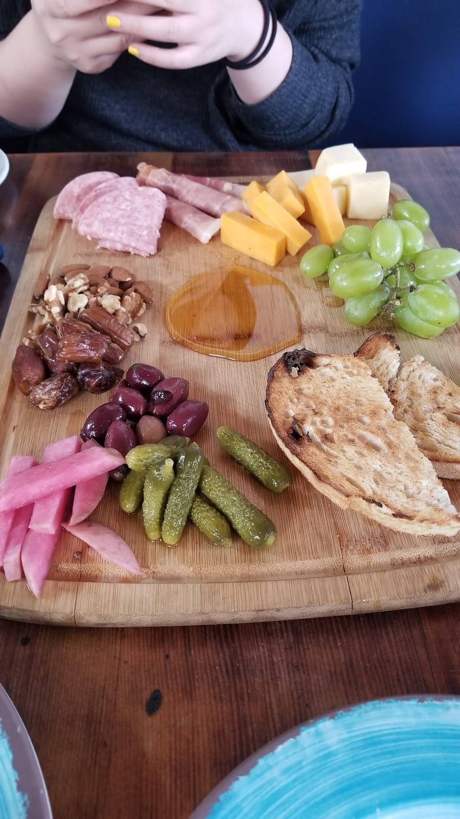 Hamptons818 | restaurant | 14917 Ventura Blvd, Sherman Oaks, CA 91403, USA | 8185012700 OR +1 818-501-2700