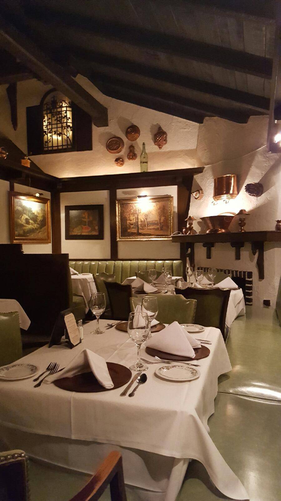 Le Petit Chateau | restaurant | 4615 Lankershim Blvd, North Hollywood, CA 91602, USA | 8187691812 OR +1 818-769-1812