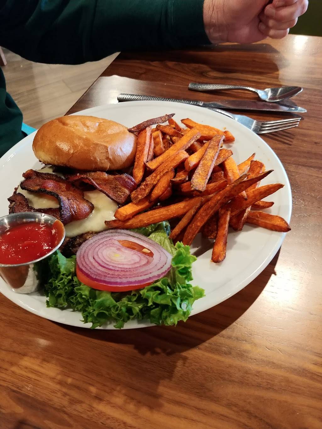 Mahoganys | restaurant | 9000 W Airport Dr, Visalia, CA 93277, USA | 5596515000 OR +1 559-651-5000