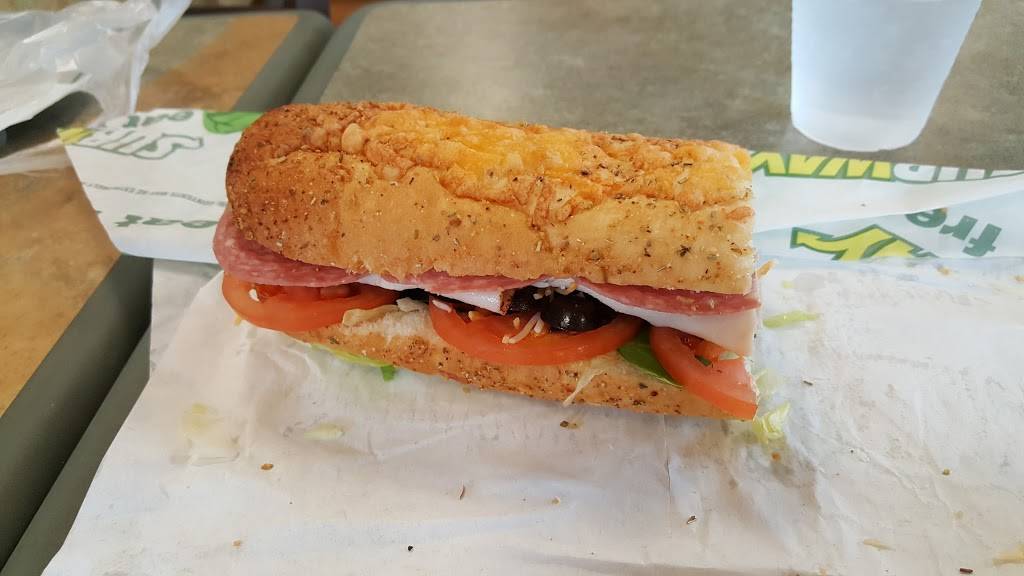 Subway | restaurant | 101 N Main St, Smithton, IL 62285, USA | 6182367600 OR +1 618-236-7600