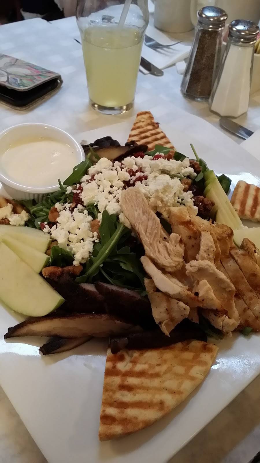 The St James | restaurant | 190 2nd St, Mineola, NY 11501, USA | 5167423040 OR +1 516-742-3040