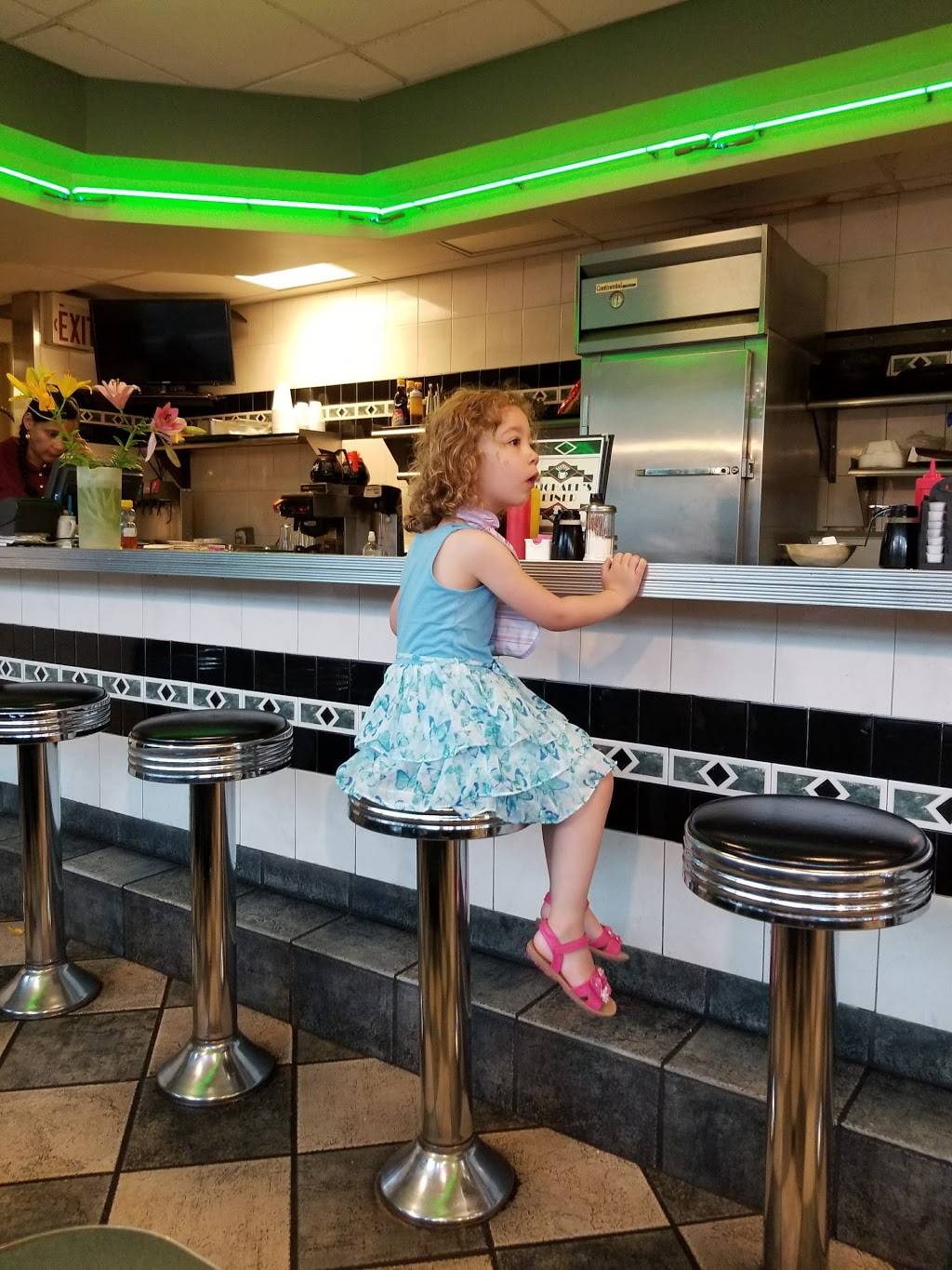 Michaels Diner At Shaker Square | restaurant | 13051 Shaker Blvd, Cleveland, OH 44120, USA | 2167520052 OR +1 216-752-0052