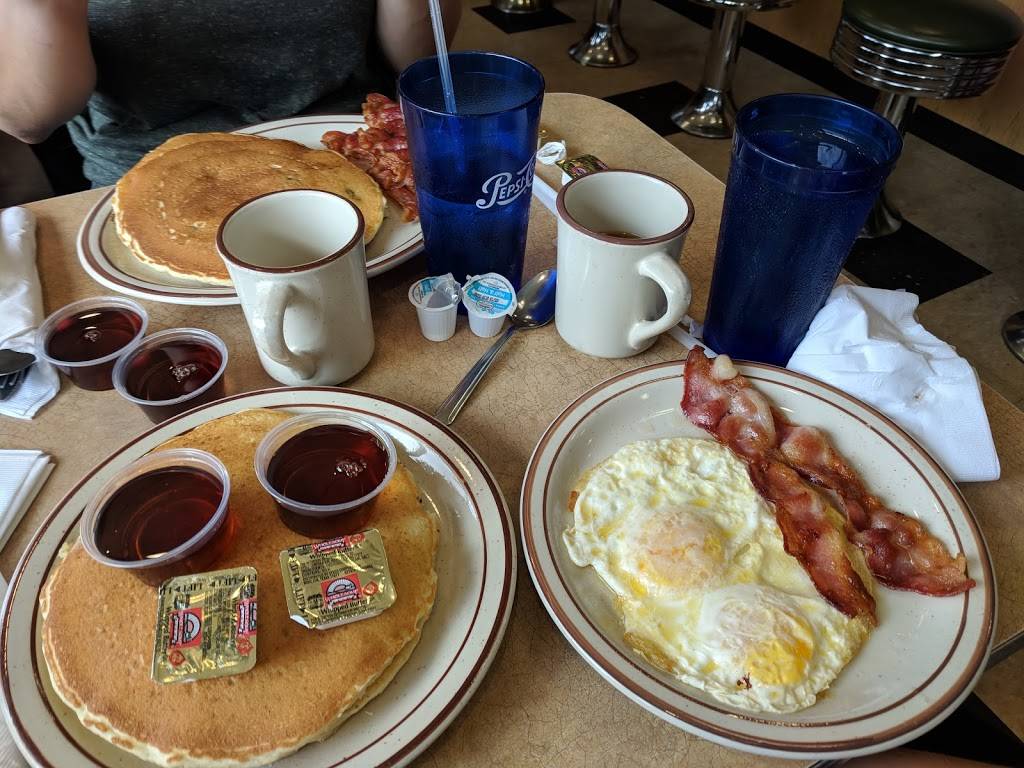 George Webb Restaurant - 61st & Bluemound | restaurant | 6108 W Bluemound Rd, Milwaukee, WI 53213, USA | 4144532392 OR +1 414-453-2392