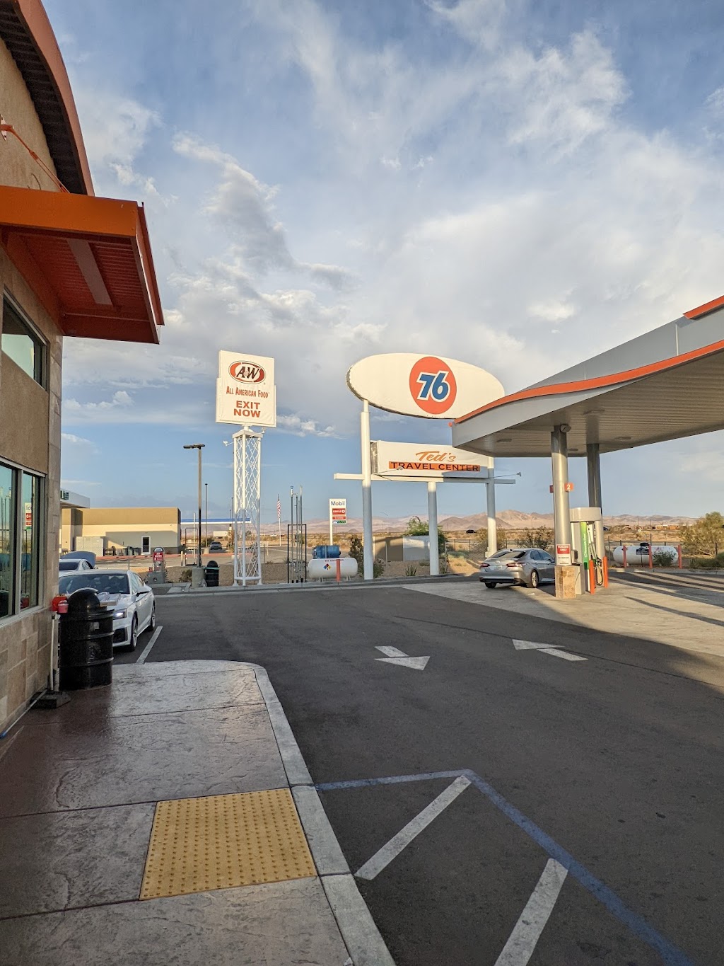 Yermo 76 and A&W rootbeer | restaurant | Newberry Springs, CA 92365, USA | 7604417129 OR +1 760-441-7129