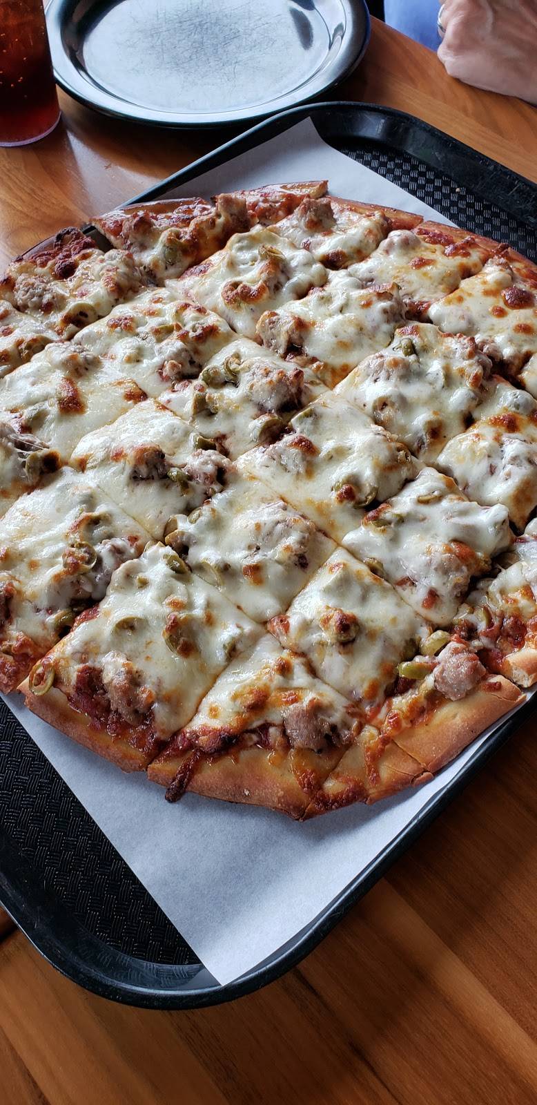Reds Savoy Pizza | restaurant | 1575 Queens Dr, Woodbury, MN 55125, USA | 6513408502 OR +1 651-340-8502
