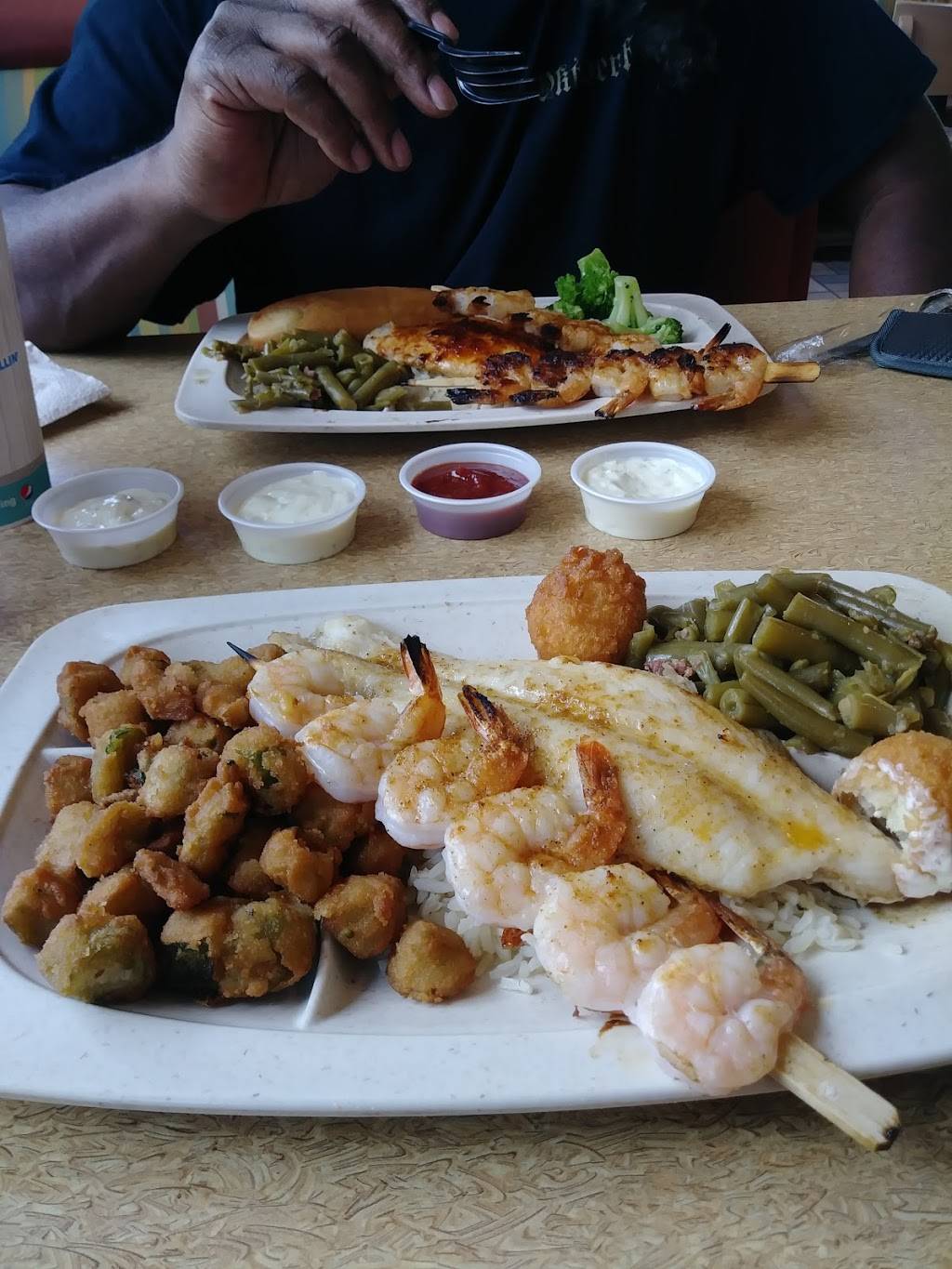 Captain Ds | restaurant | 323 NW Broad St, Murfreesboro, TN 37130, USA | 6158938020 OR +1 615-893-8020