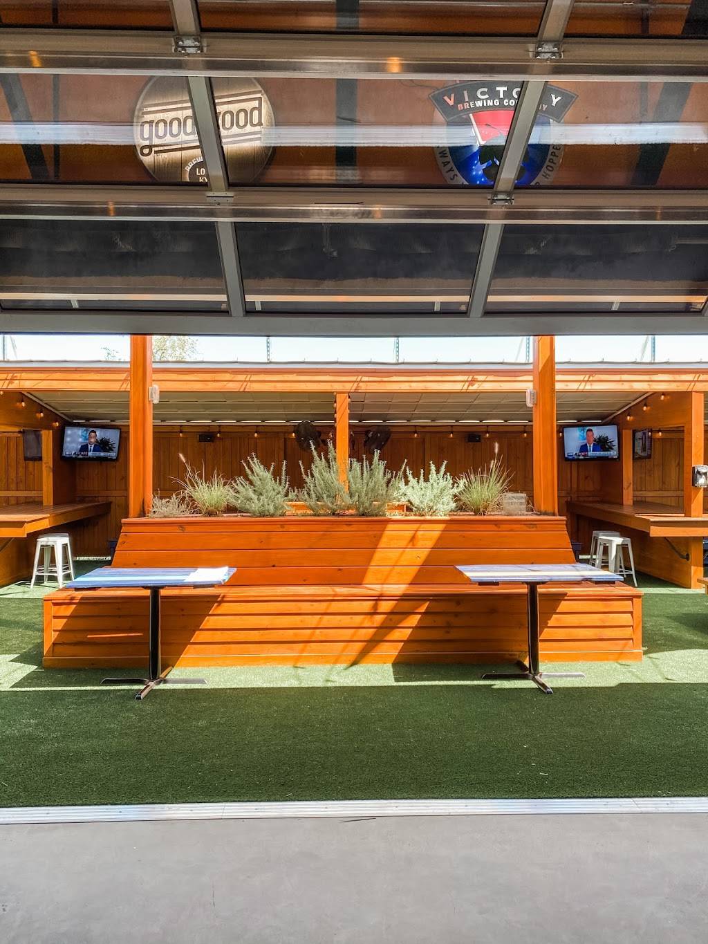 Sonnys Patio Pub and Refuge | restaurant | 1322 6th Ave N, Nashville, TN 37208, USA | 6159537846 OR +1 615-953-7846