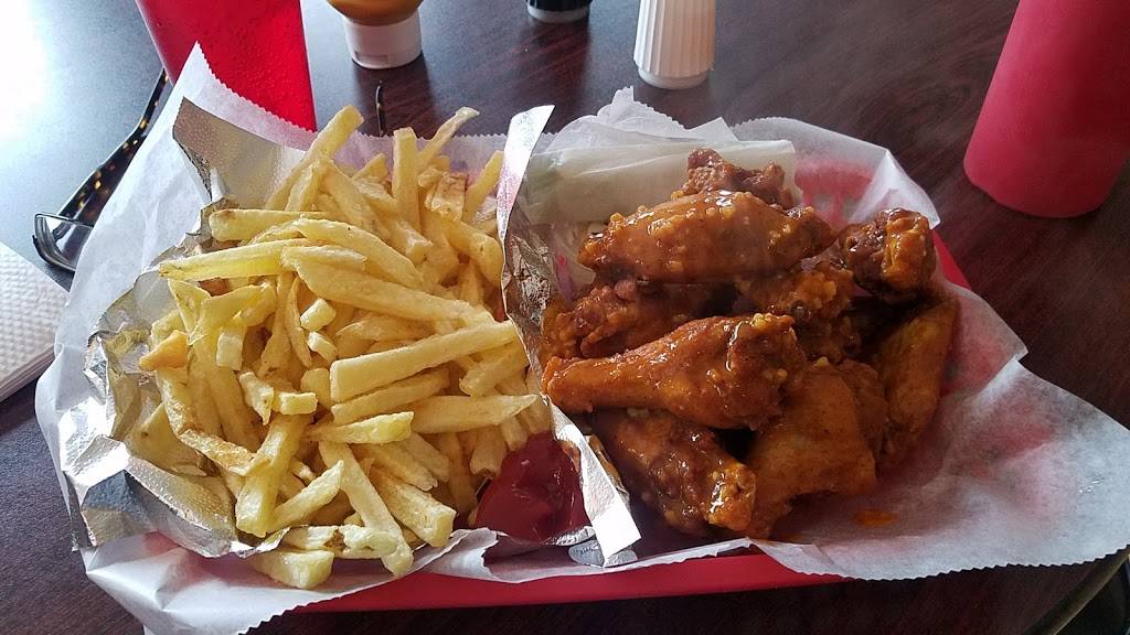 Joes Famous Wings & Wieners | restaurant | 1802, 56 W Main St, Leola, PA 17540, USA | 7175560676 OR +1 717-556-0676