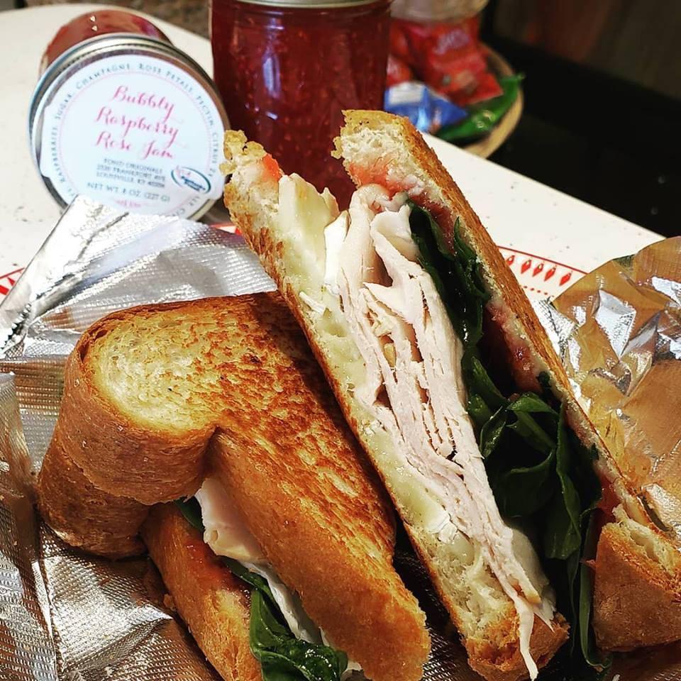 Roadrunner Kitchen | restaurant | 37 Bank St, New Albany, IN 47150, USA | 8129247024 OR +1 812-924-7024