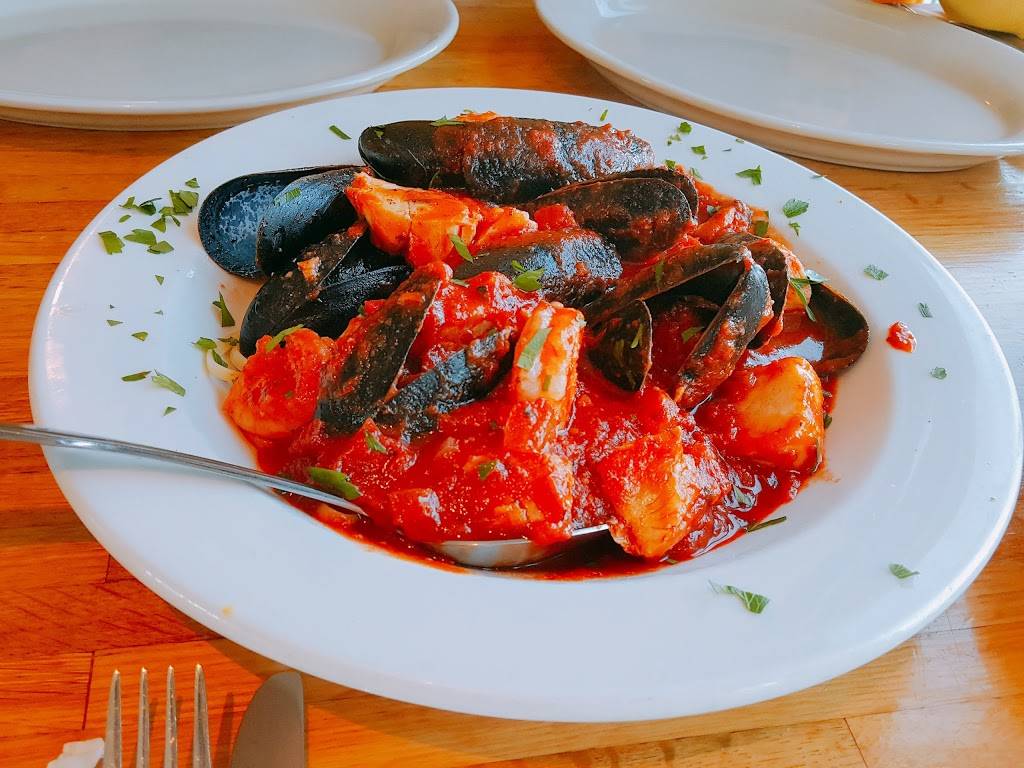 Blue Lobster Grille | restaurant | 15 Dock Square, Rockport, MA 01966, USA | 9785469990 OR +1 978-546-9990