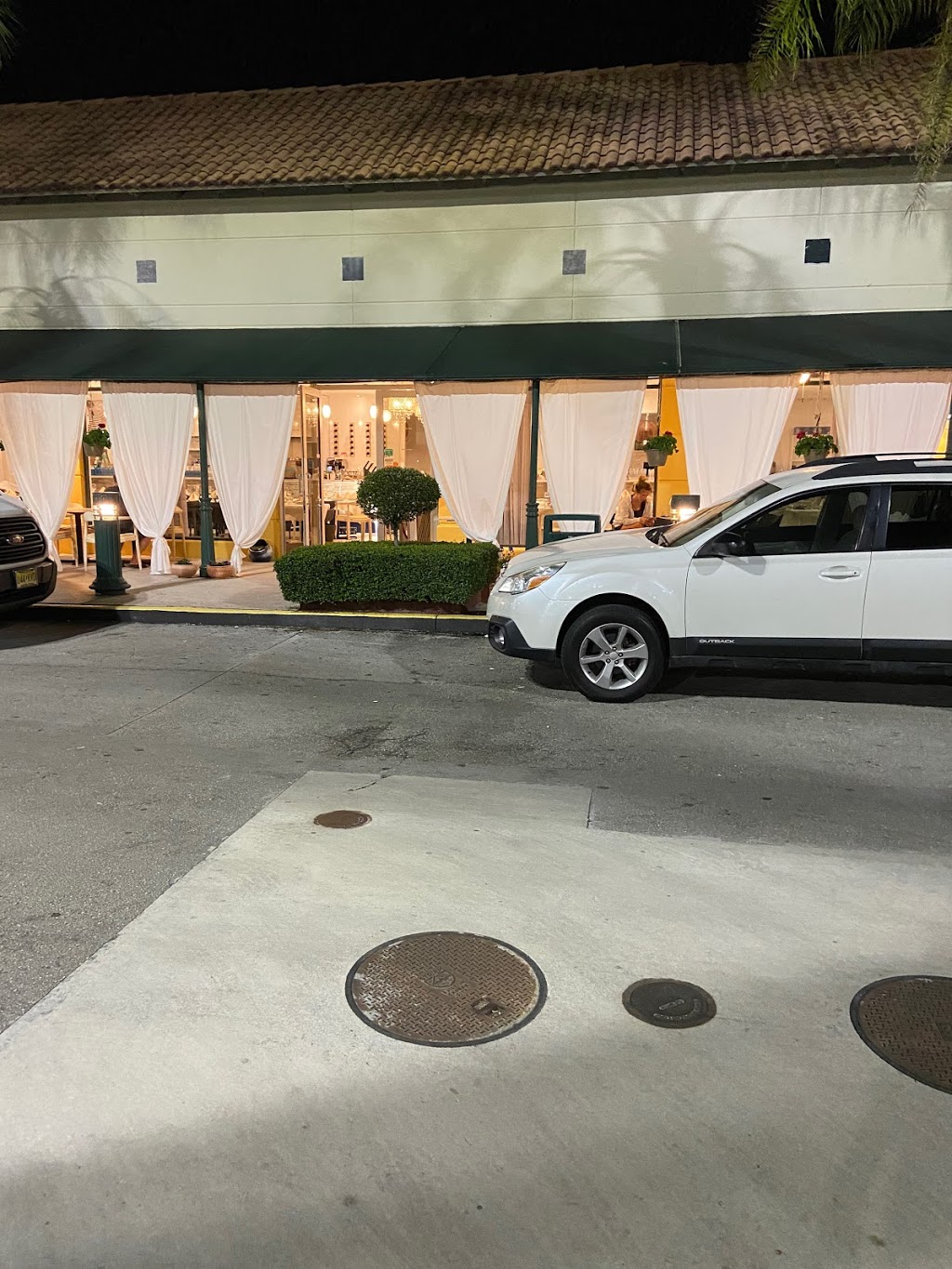 White Russian | restaurant | 3585 NE 207th St C-1, Aventura, FL 33180, USA | 6578779090 OR +1 657-877-9090