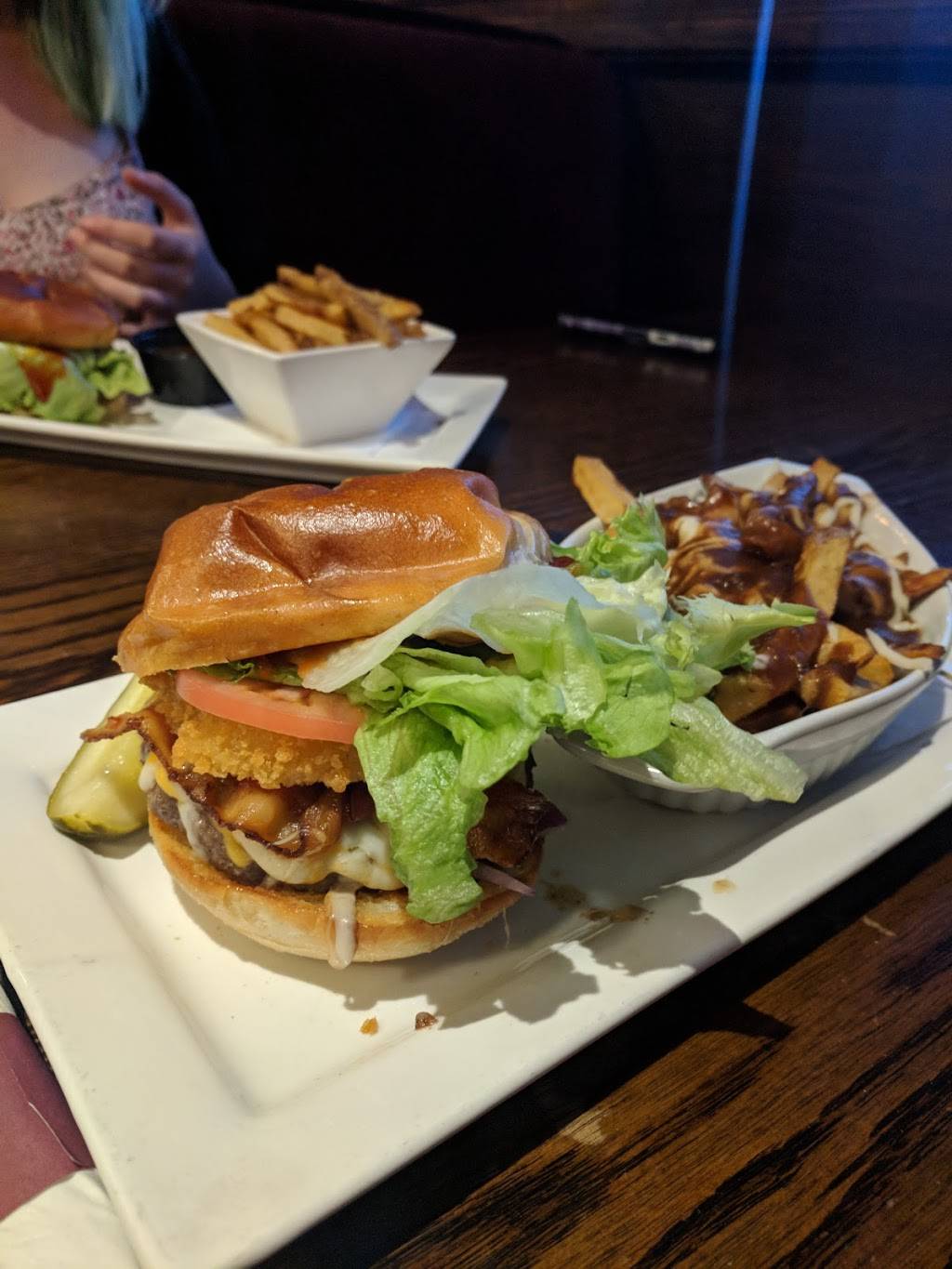 Ye Olde Squire | restaurant | 550 Fennell Ave E, Hamilton, ON L8V 1S9, Canada | 9053887770 OR +1 905-388-7770