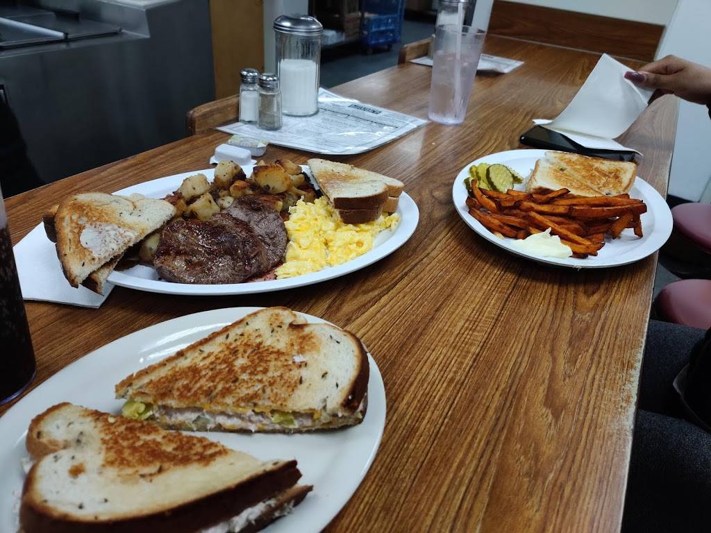 Louies Texas Red Hots | restaurant | 2350 Delaware Ave, Buffalo, NY 14213, USA | 7168776618 OR +1 716-877-6618