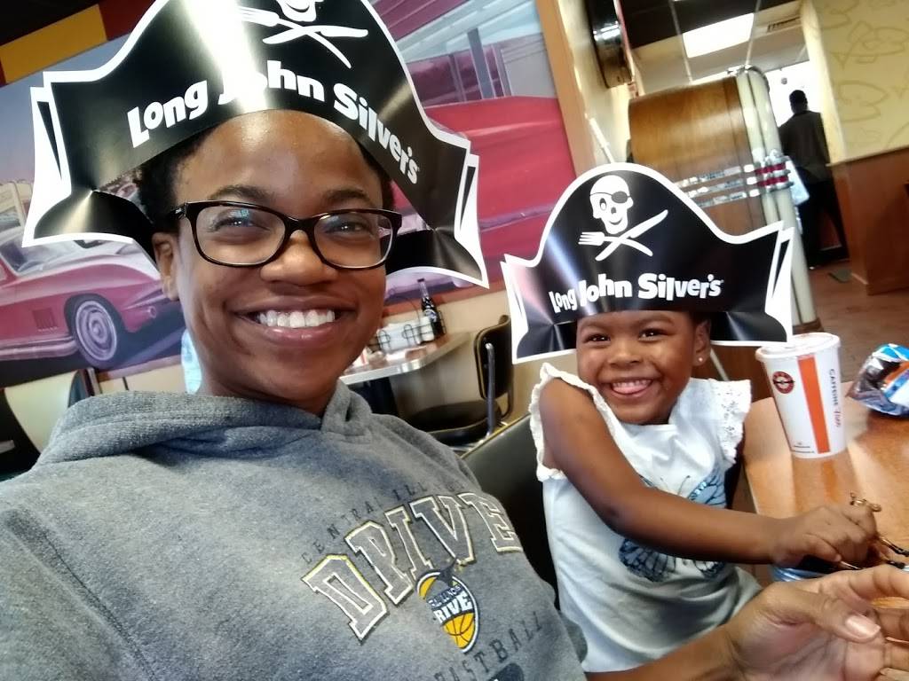 Long John Silvers | restaurant | 2501 E Oakland Ave, Bloomington, IL 61701, USA | 3096631823 OR +1 309-663-1823