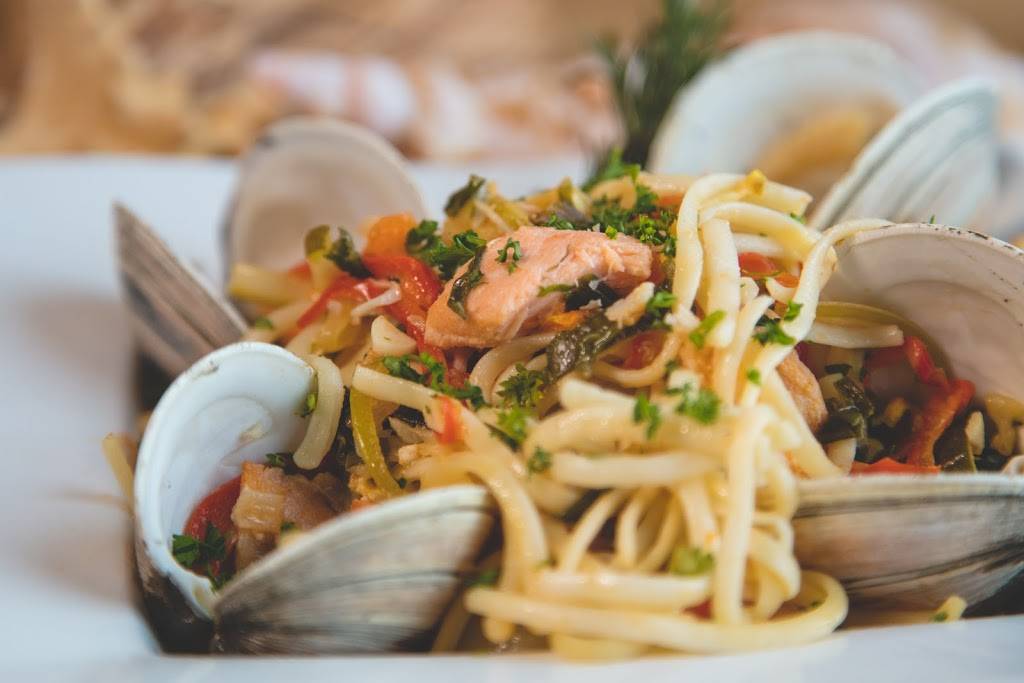 Pelicans Bar & Grill | restaurant | 401 Meade Ave, Cocoa Beach, FL 32931, USA | 3217837549 OR +1 321-783-7549