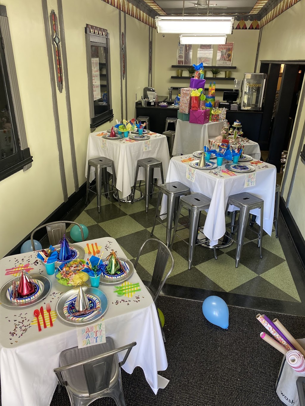 Brokaw Movie House | restaurant | 200 N Public Square, Angola, IN 46703, USA | 2603190849 OR +1 260-319-0849