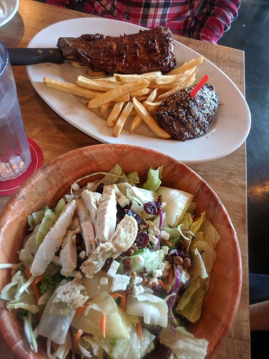 Chucks Roadhouse Bar & Grill | restaurant | 410 Ontario St, St. Catharines, ON L2R 5M1, Canada | 2893621219 OR +1 289-362-1219