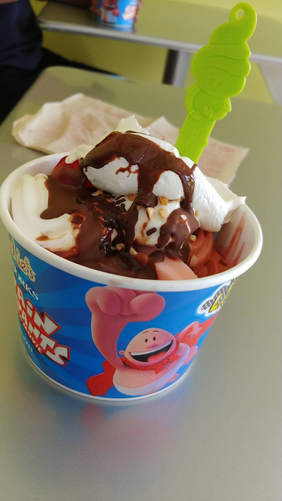 Menchies Frozen Yogurt | bakery | 17245 Ventura Blvd, Encino, CA 91316, USA | 8189901500 OR +1 818-990-1500