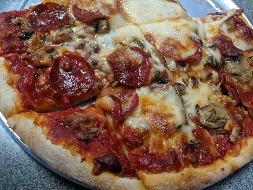 Family Pizza | restaurant | 309 E Main St, Vienna, IL 62995, USA | 6186589025 OR +1 618-658-9025