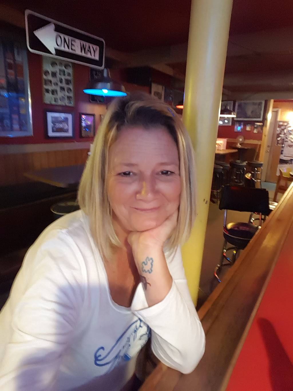 Three Oaks Bar & Grill | restaurant | 3503 US-301, Ellenton, FL 34222, USA | 9417226111 OR +1 941-722-6111