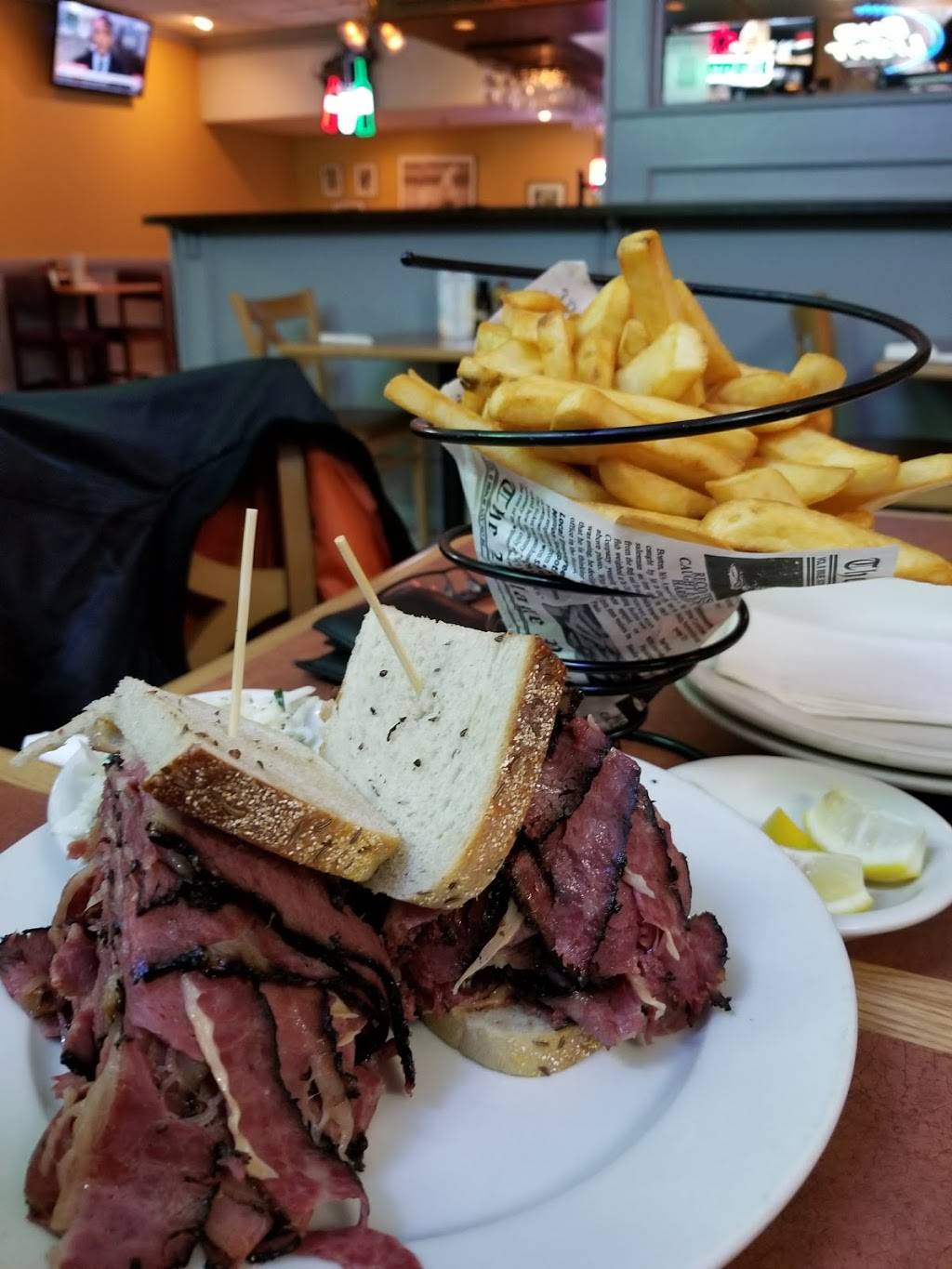 Harolds New York Deli | restaurant | 10 Polito Ave, Lyndhurst, NJ 07071, USA | 2019352600 OR +1 201-935-2600