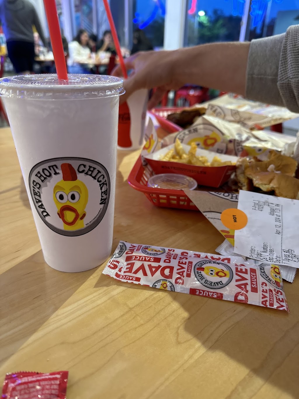 Daves Hot Chicken | restaurant | 3409 Arden Wy, Sacramento, CA 95825, USA | 9169933370 OR +1 916-993-3370