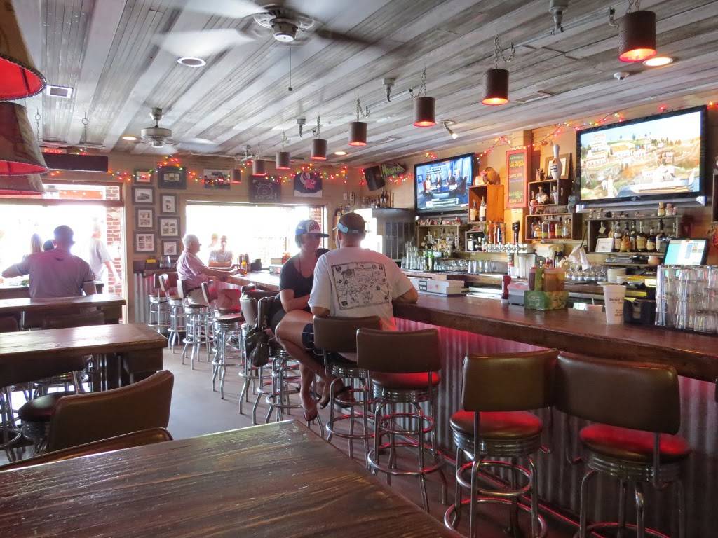 Home Team BBQ | restaurant | 2209 Middle St, Sullivans Island, SC 29482, USA | 8432257427 OR +1 843-225-7427