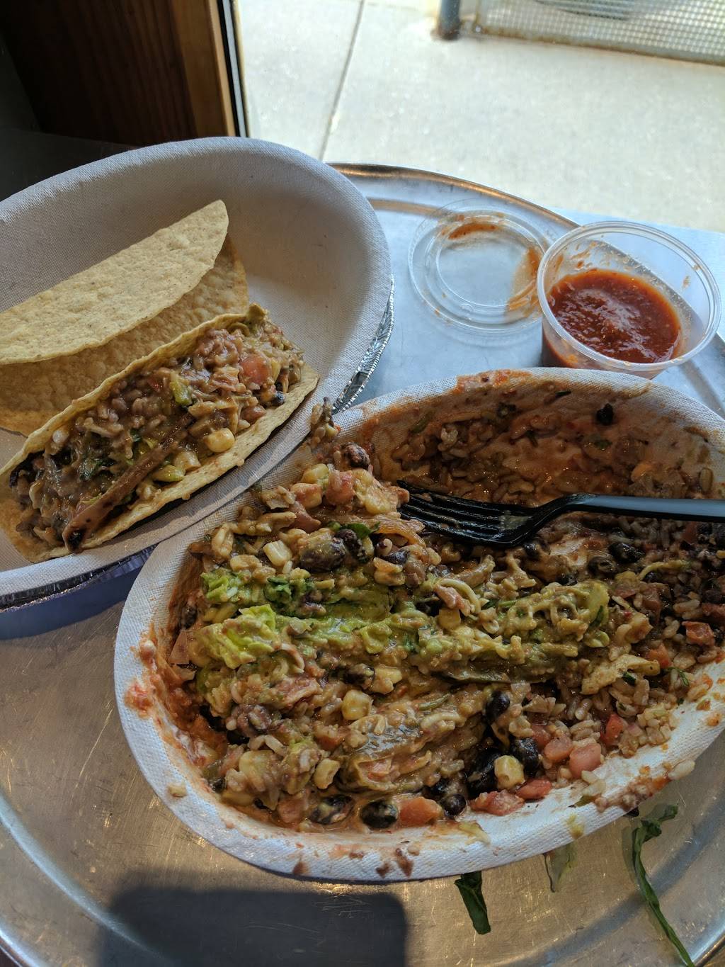 Chipotle Mexican Grill | restaurant | 811 Butterfield Rd Ste 101, Wheaton, IL 60189, USA | 6305889728 OR +1 630-588-9728