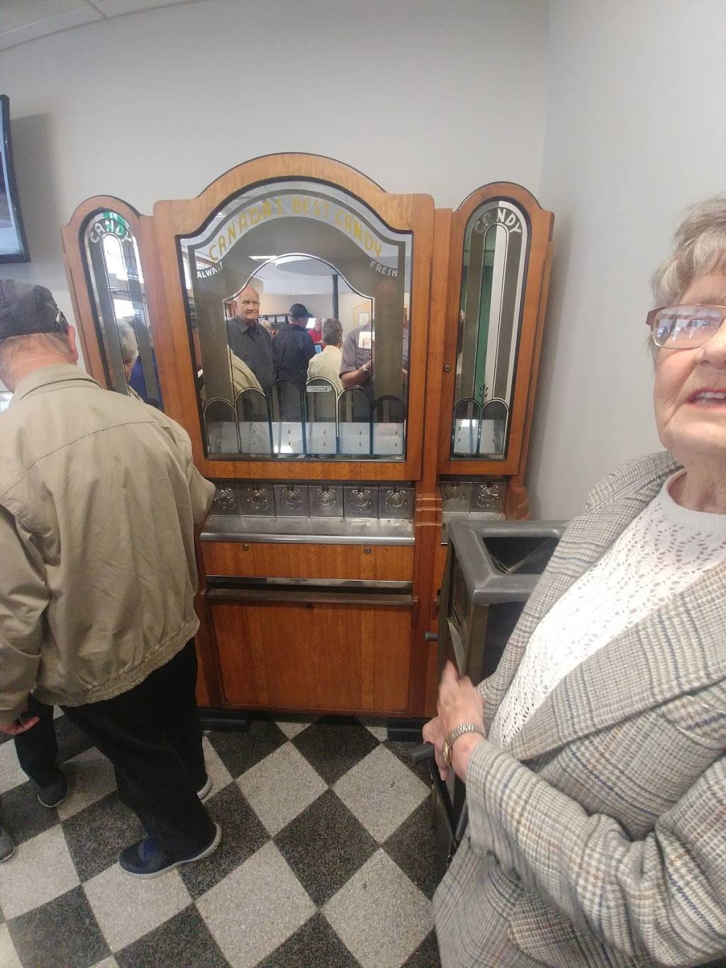 Black & White Restaurant & Soda Bar | restaurant | 252 St Andrew St W, Fergus, ON N1M 1N7, Canada | 5198431140 OR +1 519-843-1140