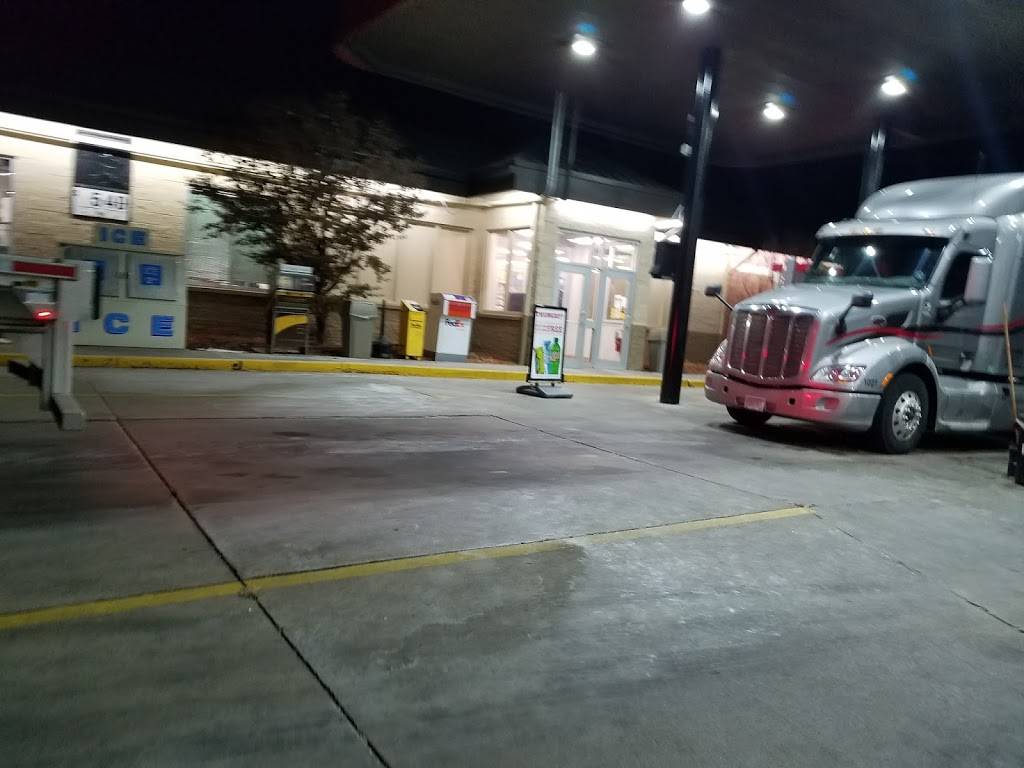 Pilot Travel Center | restaurant | 6900 Old U.S. 27, Fremont, IN 46737, USA | 2608331987 OR +1 260-833-1987