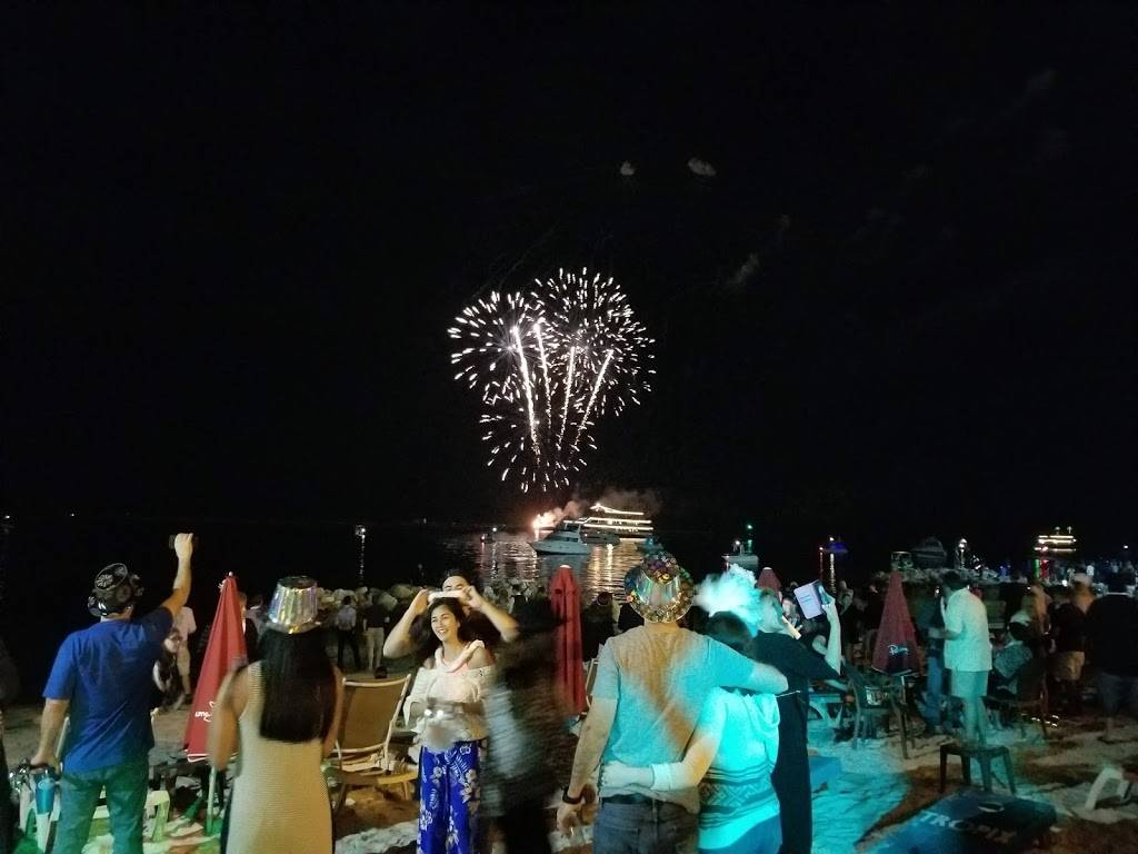 Tropix Beach Bar | restaurant | 655 S Gulfview Blvd, Clearwater, FL 33767, USA | 7274427171 OR +1 727-442-7171